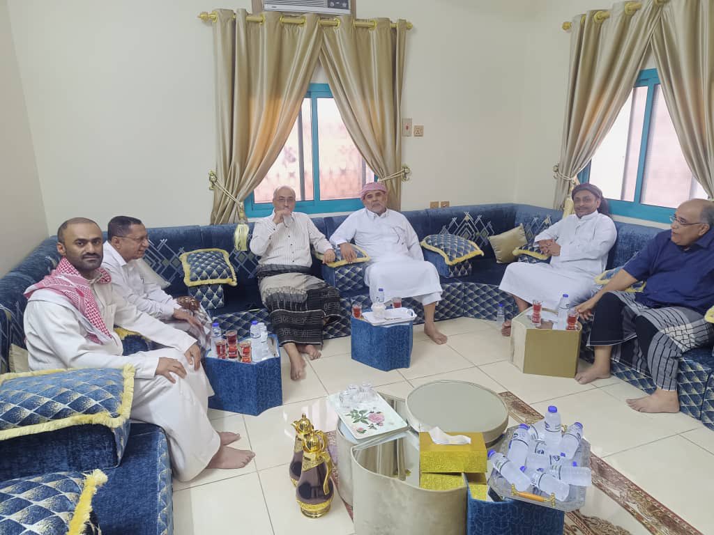 HadhramNC's tweet photo. *الأمين العام لمجلس حضرموت الوطني يزور رئيس محكمة استئناف حضرموت*

المكلا / 11 يناير 2026

قام الأمين العام لمجلس حضرموت ا��وطني، الأستاذ عصام حبريش الكثيري، عصر اليوم الأحد، بزيارة القاضي طه عمر الهدار، رئيس محكمة استئناف حضرموت، في إطار تعزيز التواصل المؤسسي وترسيخ مبدأ الشراكة بين مختلف السلطات.

وخلال الزيارة، أشاد الكثيري بالدور المحوري الذي يضطلع به القضاء في ترسيخ العدالة وحماية الحقوق والحريات، مثمنًا الجهود التي يبذلها القاضي طه الهدار في خدمة الوطن، وإسهاماته في تعزيز سيادة القانون واستقلالية القضاء.

وأكد الأمين العام أن المرحلة الراهنة تتطلب تضافر الجهود بين المؤسسات الوطنية، مشيرًا إلى أن القضاء يمثل ركيزة أساسية في بناء الدولة وترسيخ الاستقرار، ومشددًا على أهمية دعم السلطة القضائية والوقوف إلى ��انبها للقيام بمهامها على الوجه الأمثل.

من جانبه، عبّر القاضي طه الهدار عن شكره وتقديره للأمين العام لمجلس حضرموت الوطني على هذه الزيارة واللفتة الكريمة، معتبرًا إياها تعبيرًا عن روح التعاون والتكامل بين مؤسسات الدولة، ومتمنيًا للأمين العام ولأعضاء المجلس التوفيق والنجاح في مهامهم الوطنية وخدمة حضرموت وأبنائها.
