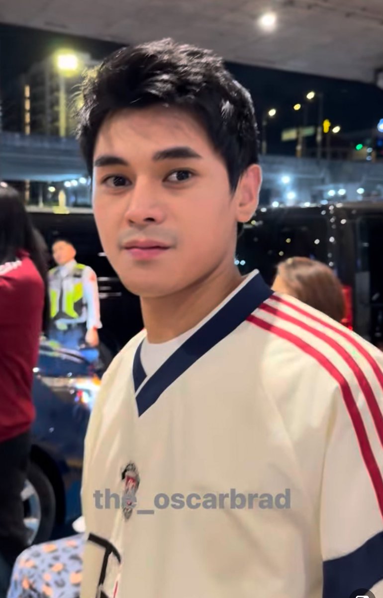 pinagpapawisan dahil:

a. mainit sa pinas
b. hot kasi siya
c. tinanong about sa running video with HH ni caca 
d. all of the above

timbog nganii