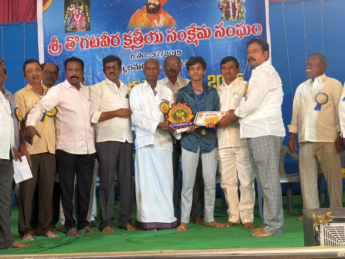 badiginchalach4's tweet photo. తొగట వీర క్షత్రియ సంక్షేమ సంఘం ఆధ్వర్యంలో ప్రతిభా పురస్కారాలు 2025 కార్యక్రమం YSR జిల్లా జమ్మలమడుగు పట్టణం శ్రీ చౌడేశ్వరి కల్యాణ మండపం లో నిర్వహించారు. ఈ కార్యక్రమం  లో పాల్గొన్న *బడిగించల చంద్రమౌళి** జాతీయ బీసీ సంక్షేమ సంఘం రాష్ట్ర ప్రధాన కార్యదర్శి. ఈ సందర్బంగా మాట్లాడుచు https://t.co/laHTPMh5P7
