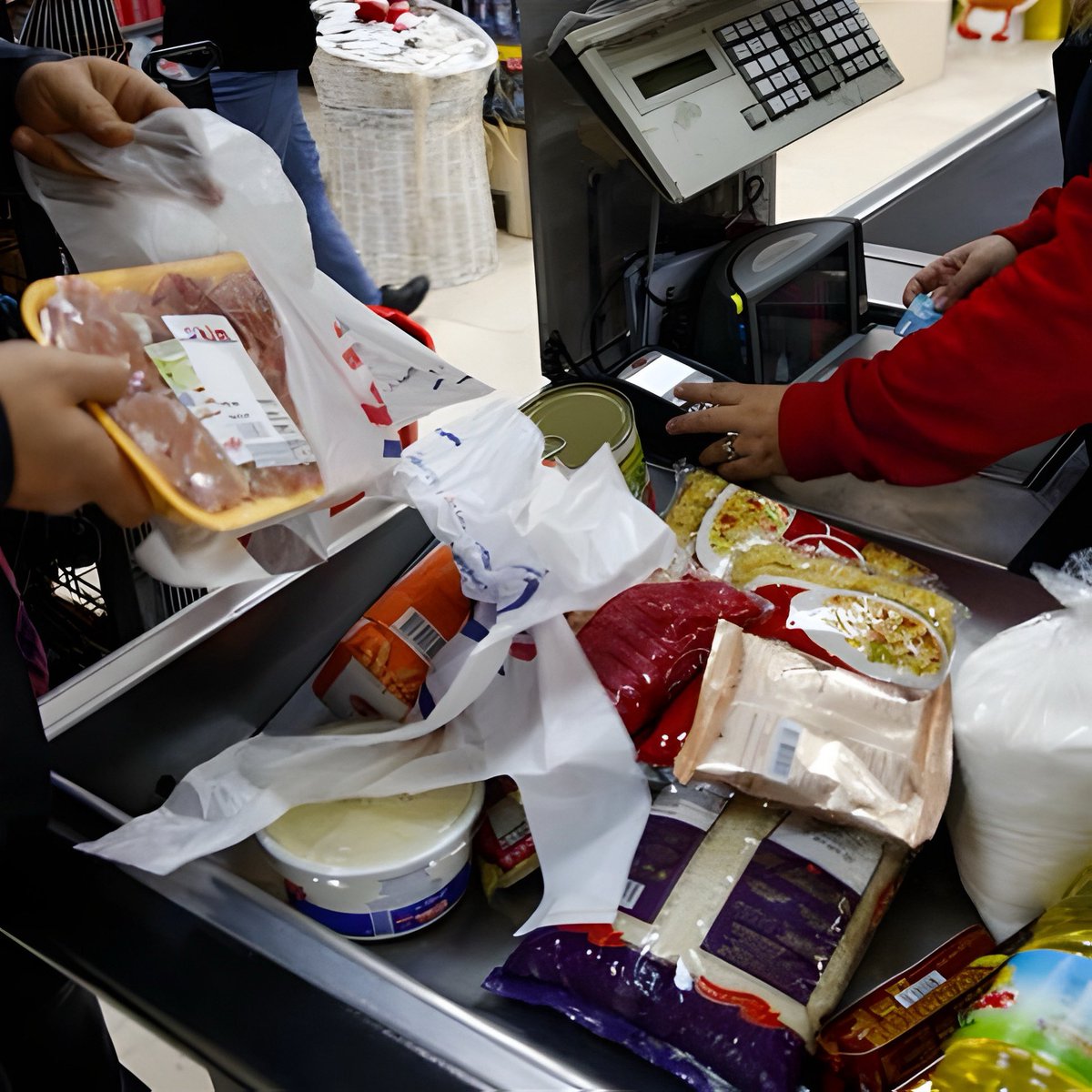 ajans_muhbir's tweet image. Dar gelirli ve emekliler, İstanbul dahil 4 şehirde şubesi bulunan ‘Yenir Market’lerde, son kullanma tarihi geçmiş ürünleri %50 indirimli olarak satın alıyor.

• Rafları dolduran ürünlerin büyük kısmı, tavsiye edilen tüketim tarihinin üstünden aylar geçmiş gıdalardan oluşuyor.…