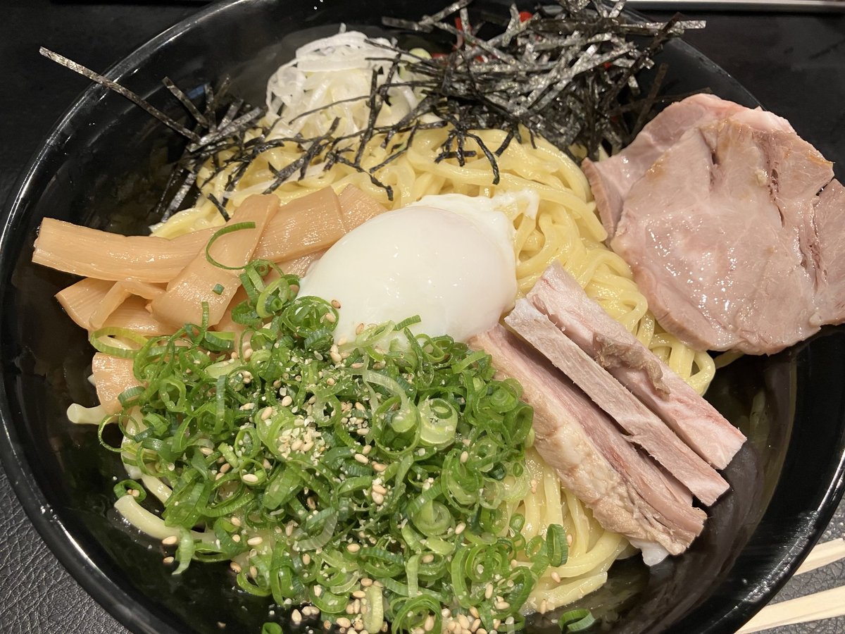 お誕生日おめでとうございます。

誕生日のお祝いに油そばを贈ります。

想像で楽しんでください。

健康で、美味しいものたくさん食べて素敵な歌を歌って、素晴らしいパフォーマンス、頑張ってください。

#도경수 #DOHKYUNGS00
#AllrounderKyungsooDay.
#HappyKyungsooDay_
#해피._경수데이_2026