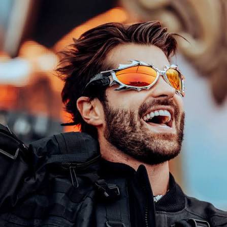 Cametá, 100% grátis — e com estrelas
Cametá já marcou no calendário: de 13 a 18 de fevereiro, a cidade vira palco do maior Carnaval da Amazônia. E não é força de expressão. A programação é 100% gratuita e reúne um elenco de peso.
Na lista das atrações, anote: Alok, Simone Mendes,