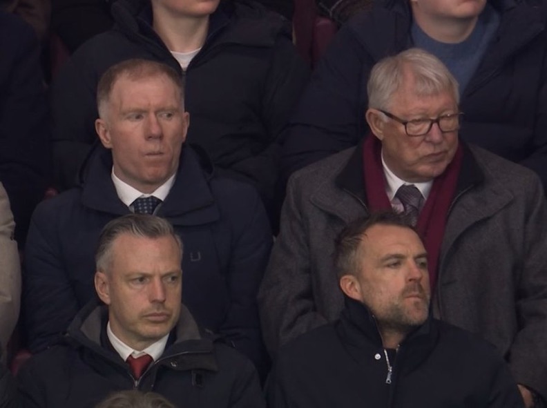 UnitedUpdates's tweet image. 📸 Paul Scholes and Sir Alex Ferguson cannot believe their eyes. 😭 #mufc