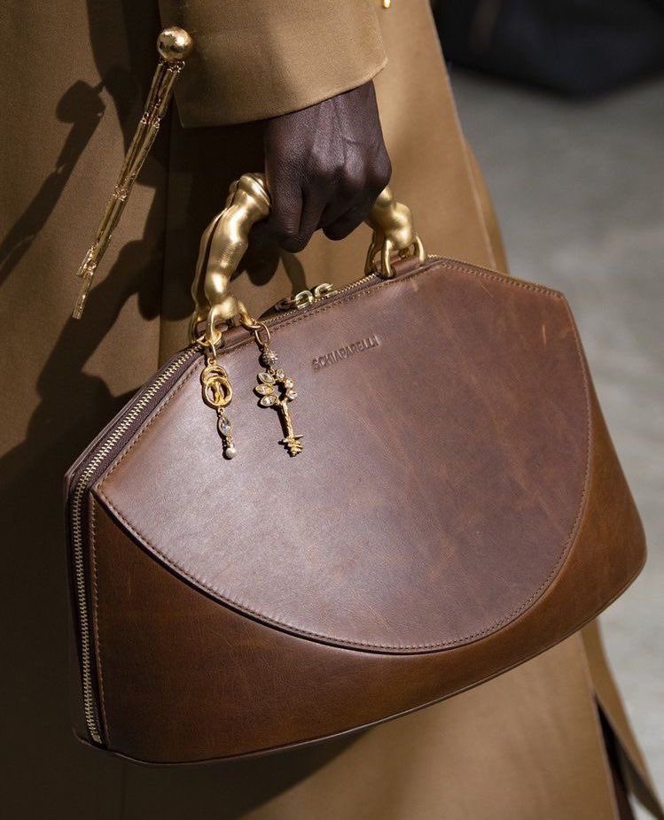 pYSLrada's tweet image. this schiaparelli bag