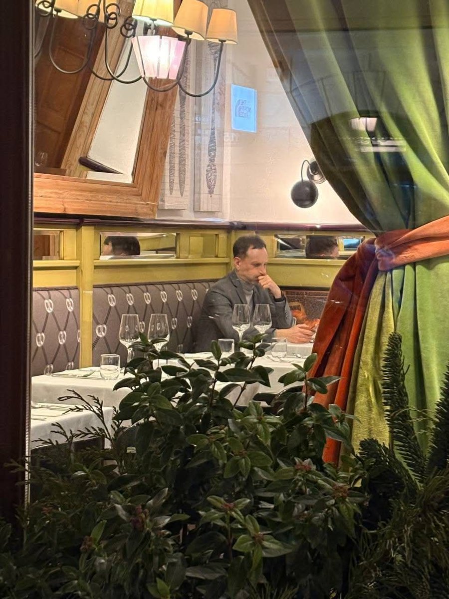 Картина маслом: Виталий Портников из Варшавы героически помогает ВСУ сдерживать россиян на донецком направлении. Вообще удобно — сидя в безопасной Европе, раздавать советы тем, кто сейчас в окопах. Если ты выехал из Украины и обустроился между Варшавой и Брюсселем, то, может,