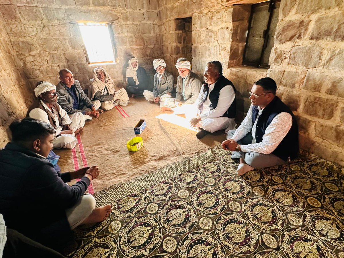 अपनों के दुख-दर्द में साथ खड़े रहने हेतु संकल्पित..!

आज शिव विधानसभा क्षेत्र के भोजारिया, मेकरनवाला, रामसर, चीभड मगरा एवं निम्बलानाड़ा में हाल ही में अपने प्रियजनों को खोने वाले गमजदा परिवारों से मिलकर उनके दुःख-दर्द को साझा किया तथा इस दुःख की घड़ी में उन्हें ढांढस बंधाया।