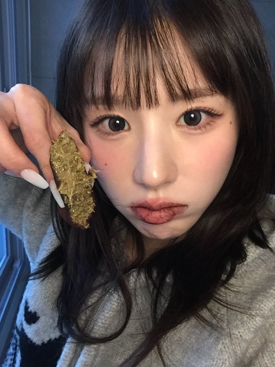 RATOG4Y's tweet image. abri o instagram e levei um susto com a heejin segurando um prensado