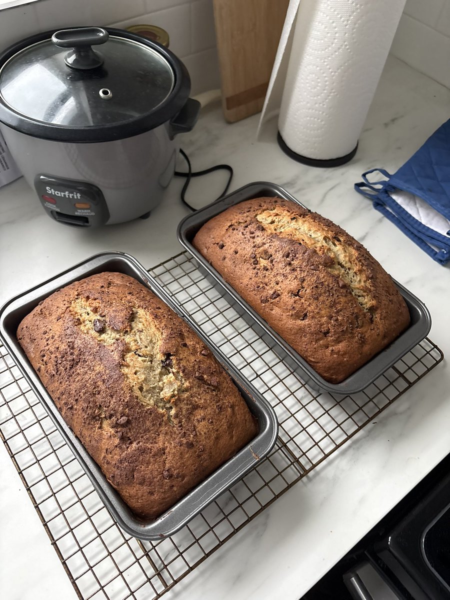 alIthingsend's tweet image. my first attempt at banana bread and i'm pretty happy with it 😁