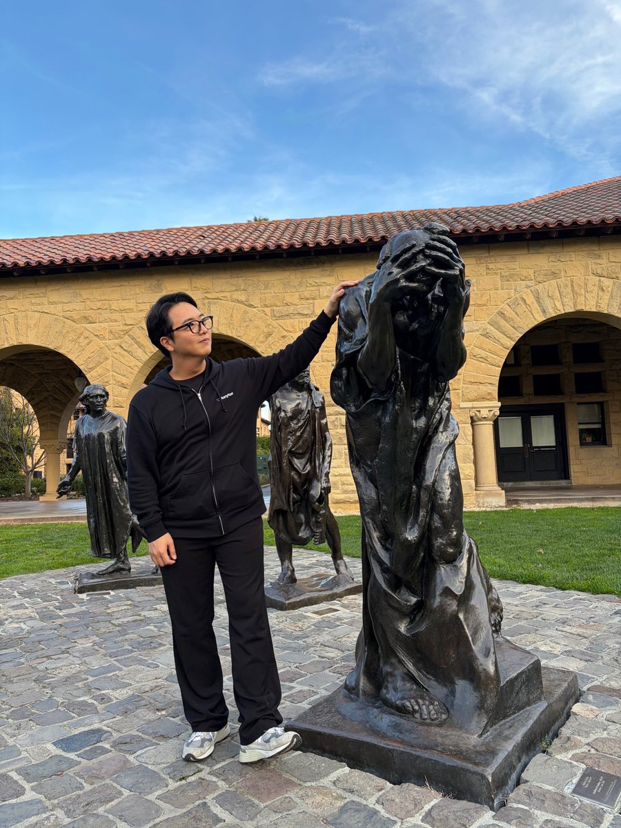 yesleocan's tweet photo. CES 2026 was my first-ever US trip🇺🇸
Honestly, the US market feels as scary as it is exciting. But I’ve learned that this fear is actually a sign of respect for the challenge.

In the Bay Area, I realized that true growth needs both ambition and humility. Nervous? Yes. But I’m ready to build with sincerity🚀