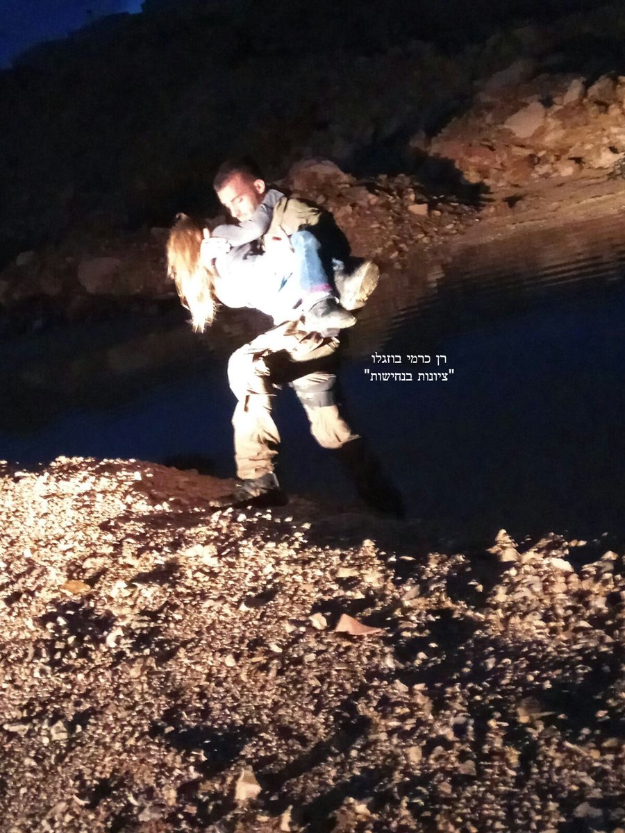 גיבור אלמוני

לפני מספר שנים נקלעה משפחה שנסעה במכוניתה לשיטפון באזור ירושלים.
המים גאו ואב המשפחה החל להתפלל "שמע ישראל".
לפתע הופיעה מתוך החושך דמות. משהתקרבה נגלה צעיר במדים.
הבחור שלף מהרכב את בני המשפחה וחילץ אותם, אחד אחד, אלי חוף מבטחים.
לאחר שהגיעה העזרה שהזעיק, עלה על