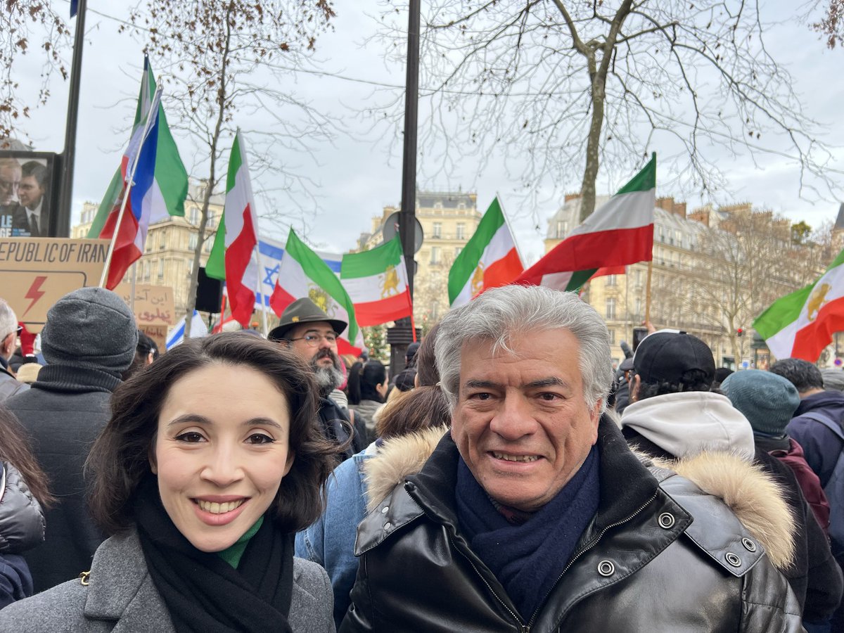 Paris avec le peuple iranien. Des milliers de parisiens  expriment leur solidarité et exiger un Iran libéré des mollahs. Stop à ce régime islamiste terroriste barbare
<a href="/PartiRadical_75/">Parti Radical Paris</a> était au côté de <a href="/jmblanquer/">Jean-Michel Blanquer</a> des élus comme <a href="/fszpiner/">Francis Szpiner</a> <a href="/ConstanceLeGrip/">Constance Le Grip</a> <a href="/CarolineYADAN/">Caroline Yadan</a>