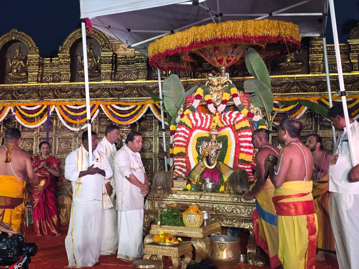 LRSMandyaExMP's tweet photo. ಎಲ್ಲರಿಗೂ ಒಳಿತಿಗಾಗಲಿ, ಲೋಕಕಲ್ಯಾಣವಾಗಲಿ.
ಶ್ರೀನಿವಾಸ ಕಲ್ಯಾಣೋತ್ಸವದ ಸಂಭ್ರಮ

ತುಮಕೂರು ಜಿಲ್ಲೆಯ ಕುಣಿಗಲ್ ತಾಲೂಕಿನಲ್ಲಿ ಕುಣಿಗಲ್ ಉತ್ಸವದ ಅಂಗವಾಗಿ ಬಂಧುಗಳು ಹಾಗೂ ಶಾಸಕರಾದ ಡಾ. ಎಚ್ ಡಿ ರಂಗನಾಥ್ ರವರು ಇಂದು ಆಯೋಜಿಸಿದ್ದ ಅದ್ದೂರಿ ಶ್ರೀನಿವಾಸ ಕಲ್ಯಾಣೋತ್ಸವದಲ್ಲಿ ಪತ್ನಿ ಸಮೇತರಾಗಿ ಭಾಗವಹಿಸಿ. ಈ ವೈಭವದ ಧಾರ್ಮಿಕ ಕಾರ್ಯಕ್ರಮಕ್ಕೆ ಸಾಕ್ಷಿಯಾದ ಕ್ಷಣಗಳು ನಿಜಕ್ಕೂ ಅವಿಸ್ಮರಣೀಯ.