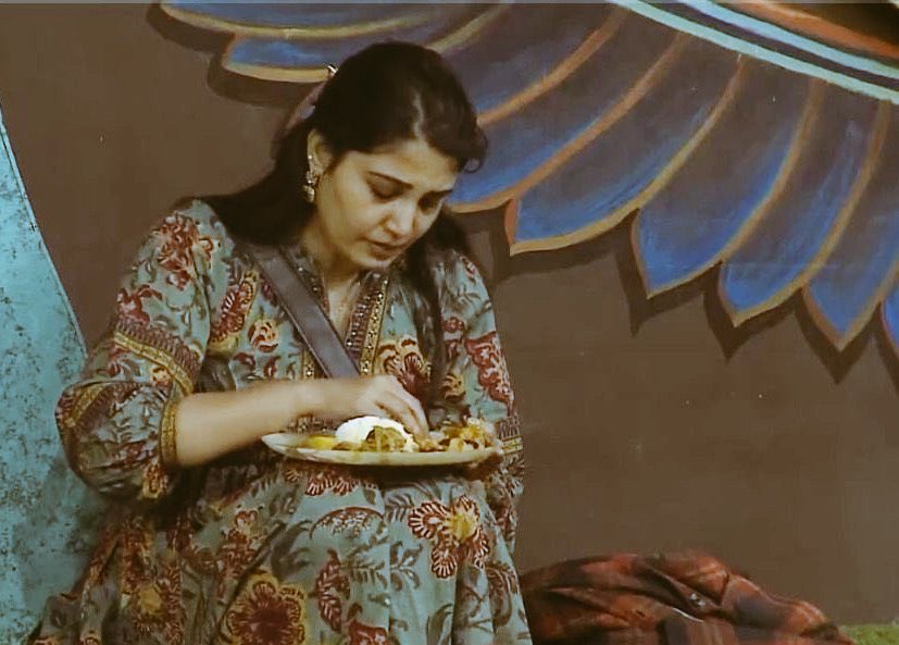 VeluchamyArun's tweet photo. Finally Sandra ka. Poitu epdiyae podunga.. To your family....

Best thing of season happened becoz of you 😉👏.

Long overdue furniture except her 1st week...

#BiggBossTamil9 https://t.co/zfzgQmAZax