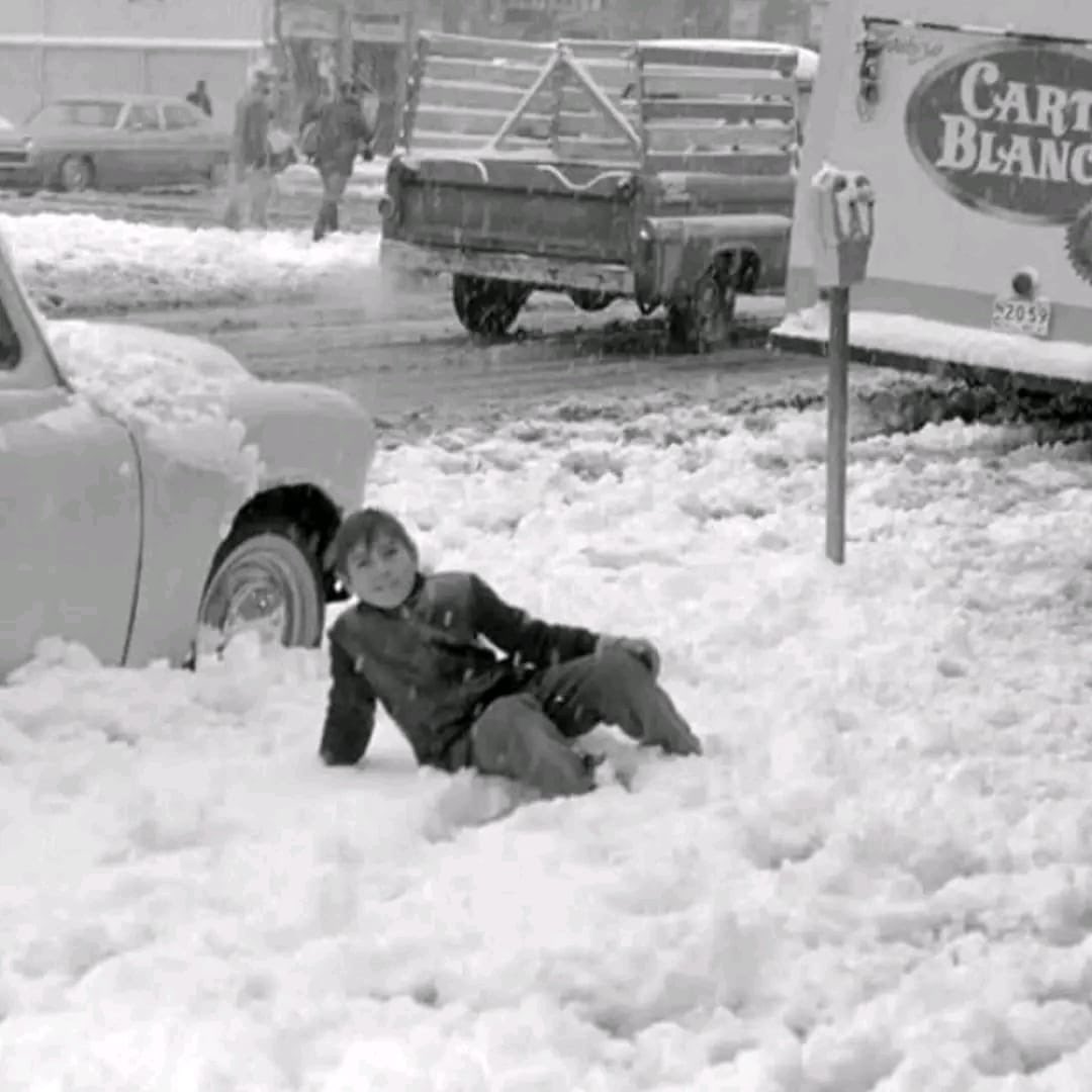 ¿Sabías que un día como hoy, pero de 1967 una nevada sorprendió a la capital del país? ❄️🥶 

Algunos registros indican que en Chapultepec, Paseo de la Reforma y el Zócalo capitalino la nieve alcanzó hasta ocho centímetros de altura y una sensación térmica de -10°C. 🌡️

Si