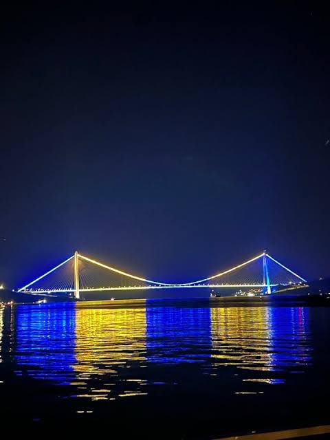 İstanbul’da köprüler sarı lacivert 💛💙