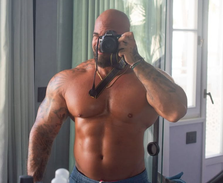 HeftyBuddy's tweet photo. Bald hottie https://t.co/whFSDOLZi2