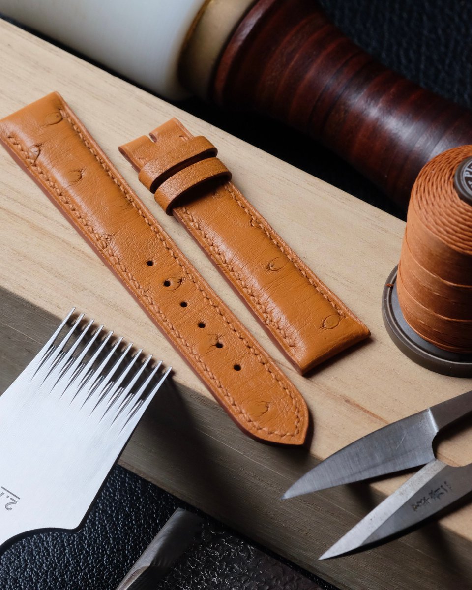 AtelierDecoster's tweet image. Bracelet de montre (bombé 4 à 2 mm) en autruche camel, fil caramel (S) et peinture des bords gold #atelierdecoster #decoster #artisan #handmade #handstiched #handmadeinbelgium #madeinbelgium #handmadewatchstrap #bespokewatchstrap #customwatchstrap #handmadeleatherwatchstrap