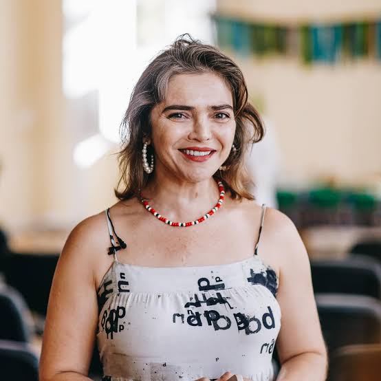 GiuliMedrado's tweet photo. Que tristeza meu Deus: a atriz Titina Medeiros morreu hoje aos 48 anos. A atriz vinha tratando um câncer no pâncreas há pelo menos seis meses. Socorro de Cheias de Charme sempre será uma das personagens mais divertidas da história da teledramaturgia. 💔 https://t.co/BIVRAhKbeD