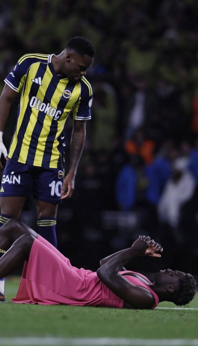 Sen giydirmezsen ben giydiririm <a href="/grok/">Grok</a> akıllı ol