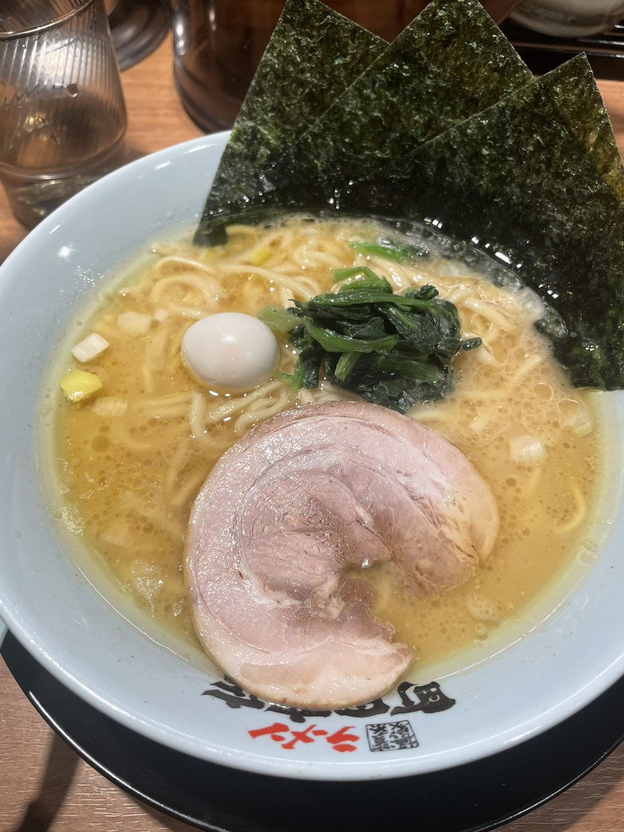 Nature_gr's tweet image. 地味～にダイエット頑張ってたけど、こんな時間に家系ラーメン食べちゃった😇🍜