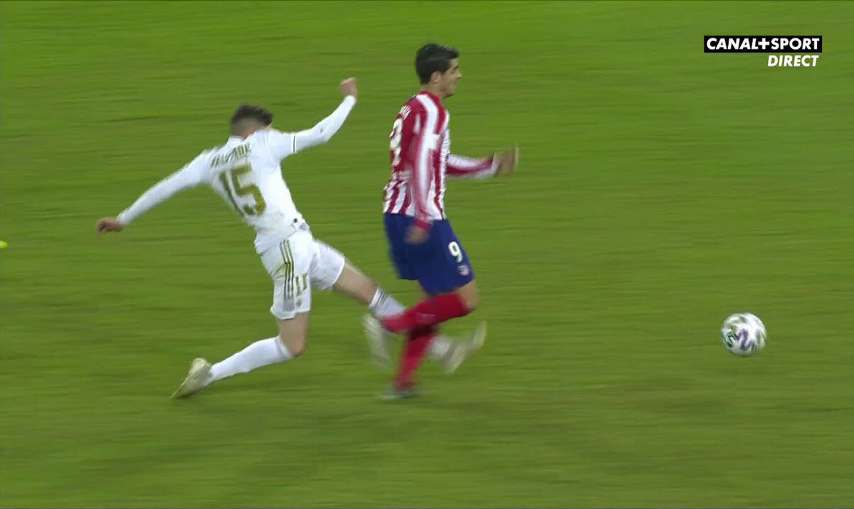 Footballtweet's tweet image. 📅 On this day, 6 years ago, Federico Valverde took out Álvaro Morata, like an assassin, when he was through on goal in the Spanish Super Cup final. 💀

You know the rest: victory for Real Madrid. ✅

🗣️ Diego Simeone: “Valverde did what he had to do. It was a goal otherwise.…