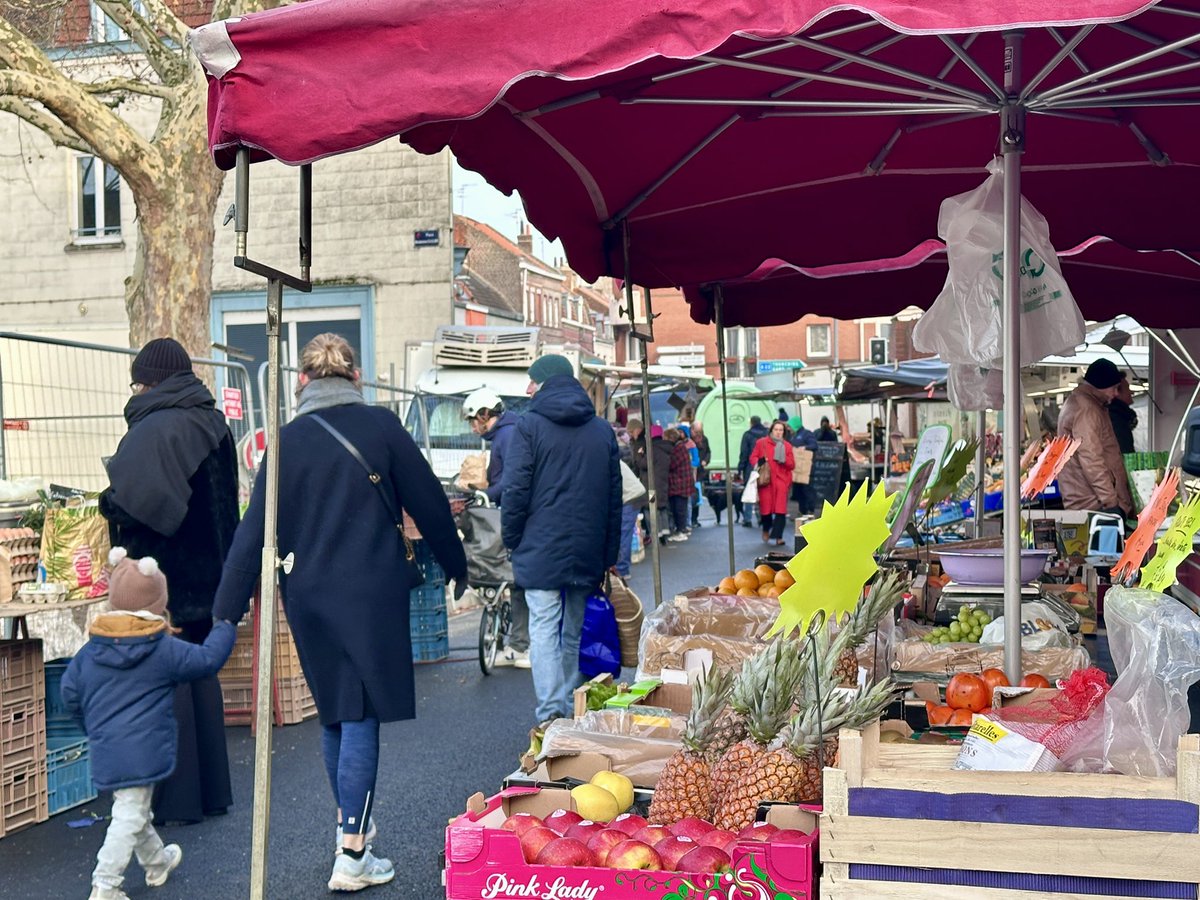#LILLE #MARCHÉS
☀️ Belle ambiance ce matin aux marchés de Caulier et de Wazemmes. 
Pouvoir d’achat, sécurité, qualité de vie : notre projet pour Lille 2026 se construit sur le terrain, à partir de cette écoute. 🤝
#Lillemaville #Lille2026 #FaireRespirerLille