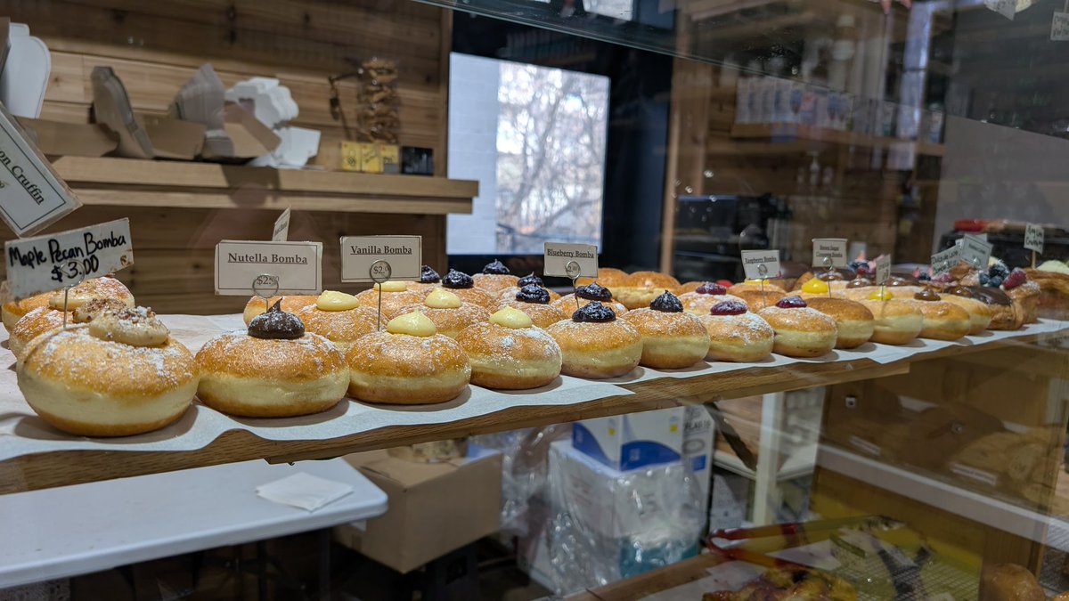 Coffee at the Bottega. A wee snack will come from this row today. 😍