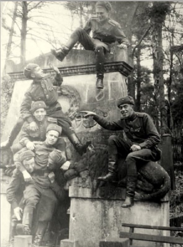 Львов, 1950-e.
Дикари на Лычаковском кладбище.