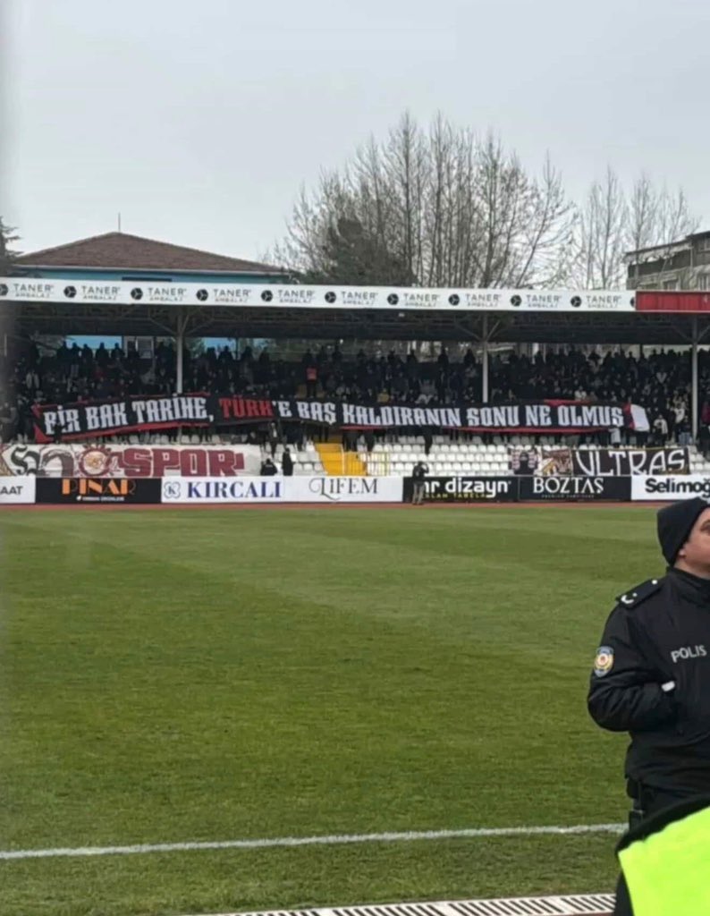 SEN HERKESİ KÖR,ALEMİ SERSEM Mİ SANIYORSUN?

Maç boyunca ırkçı sloganlar, ırkçı pankartlar, taraftarlarımıza saldırılar kabul edilemez. Çok net  bir şekilde kirli siyasetin futbola karıştırılmasıdır. Yayıncı kuruluşun taraflı ve kirli siyasetin futbola karıştırılmasını