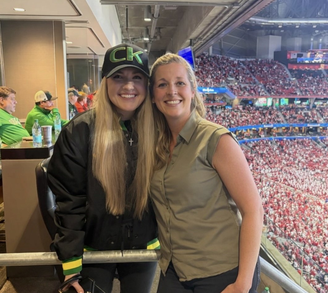 KnoxieLuv's tweet image. Another glitzy night out at the Chick-fil-A Peach Bowl 🍑🏈 Erika Kirk front and center, all smiles, celebrating. But... real talk: it's been just 4 months since Charlie's tragic death, and those little ones (toddler and preschool age) just lost their dad in the most horrific…