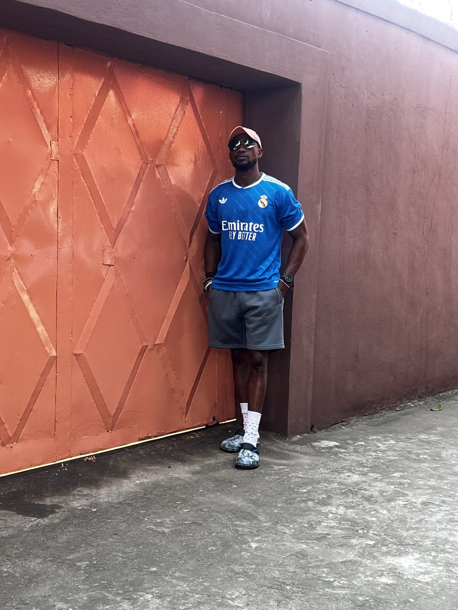 ForeignbaseJ's tweet image. What do you know about the game between Real Madrid and Barcelona 

HALA Madrid.Victory belongs to us today