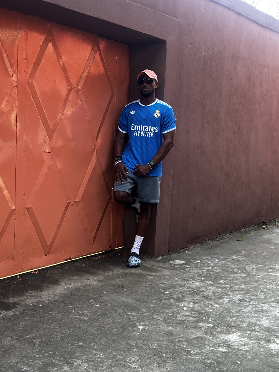 ForeignbaseJ's tweet image. What do you know about the game between Real Madrid and Barcelona 

HALA Madrid.Victory belongs to us today