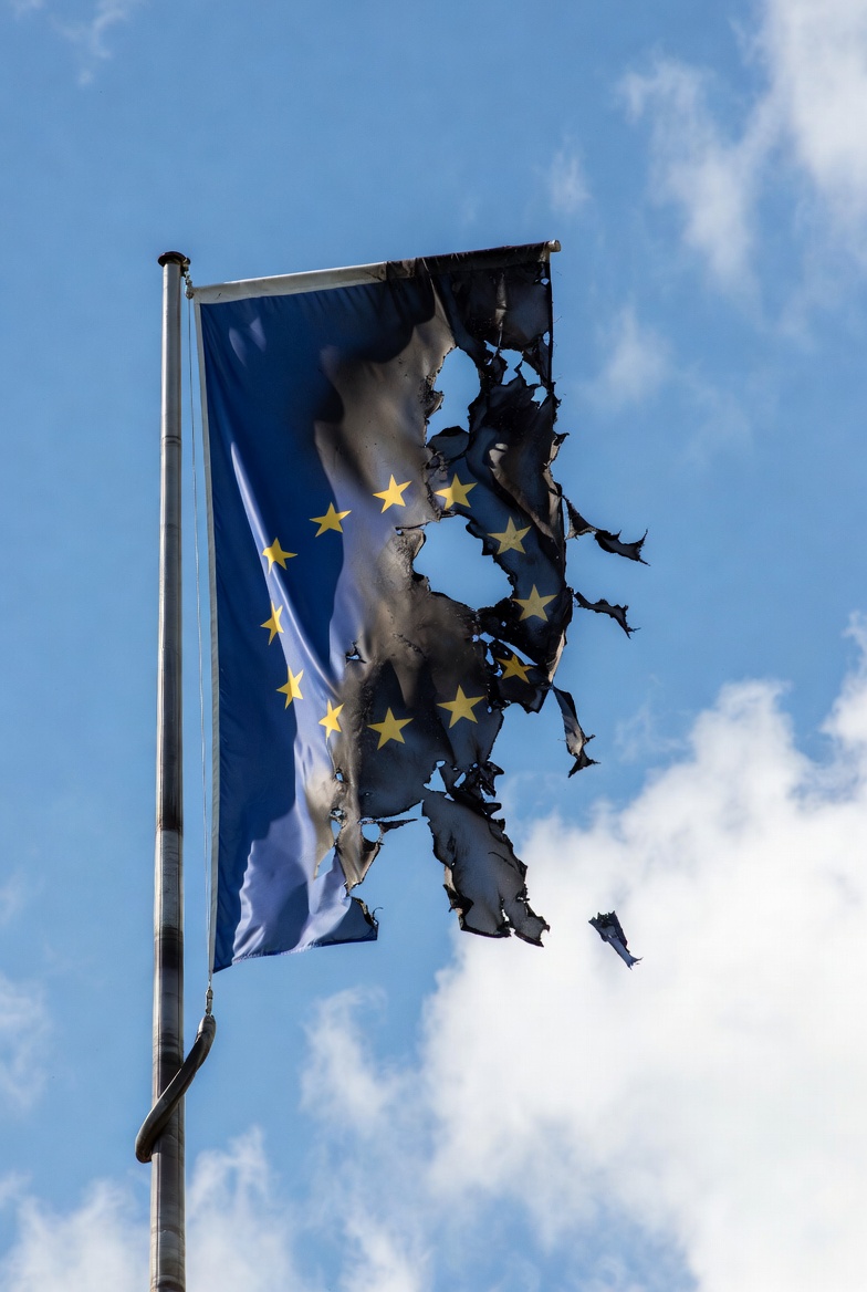 FilippDM's tweet image. Europa atakowana w 2026

Unia Europejska stanie się celem ataku trzech mocarstw. Podczas gdy Rosjanom zależy na jej całkowitym upadku, Amerykanom i Chińczykom wystarczy powstrzymanie prób konsolidacji i uczynienie z niej rynku zbytu. Dla USA, surowców i usług cyfrowych. Dla Chin,…