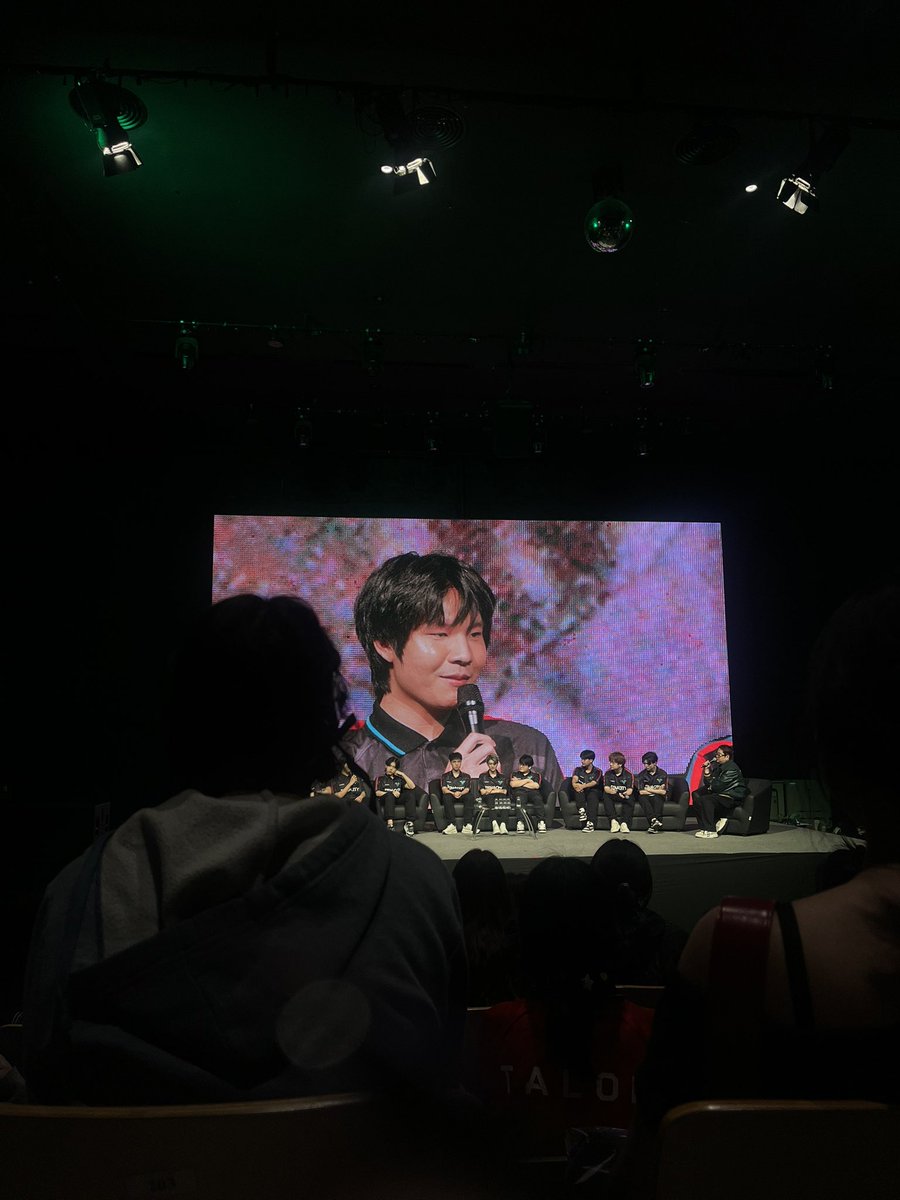 mxnttily's tweet image. ยังไม่ได้เลิกตามโปรลีคเด้ออ้าย😞😞