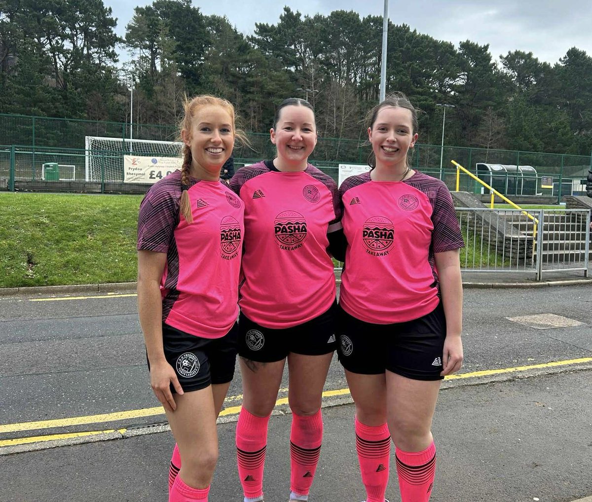 TurfsLadies's tweet image. First game back after the Christmas break. 6-0 win over Coedpoeth in the @CentralWalesFA Ladies League. Up to third in the table! 

⚽️ Megan T
⚽️⚽️⚽️ Alaw
⚽️⚽️Mali

POTM -Alaw 

#Turfs #TurfsLadies