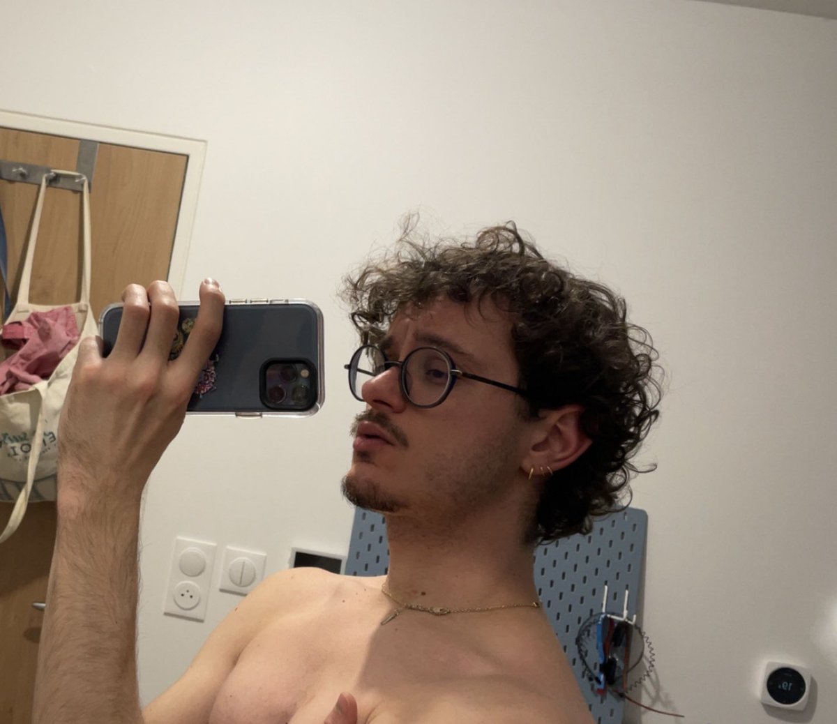 MaxThs_'s tweet photo. Avec ou sans lunettes?  #LGBTQIAManifestingGoodYear https://t.co/9vY55Ls9O5