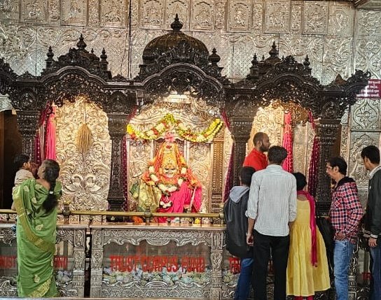 kptripathibjp's tweet photo. आज नागपुर में कोराडी महालक्ष्मी मंदिर में परिवार के साथ दर्शन का सौभाग्य प्राप्त हुआ।

माँ महालक्ष्मी से सभी के उत्तम स्वास्थ्य, सुख-समृद्धि तथा क्षेत्र की समस्त जनता के कल्याण और मंगल की प्रार्थना की।

#nagpur #KoradiMandir #kptripathi #semariya https://t.co/vYSaJzBa1U