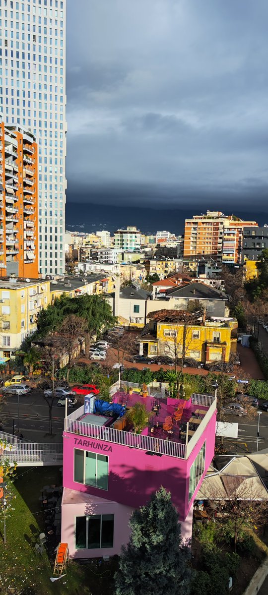 Gökyüzü kararırken şehir bütün tezatlarını gösteriyor. Soğuk camlar, eski evler ve griye inat ayakta duran bir pembe… Bu şehir beton kadar, umutla da örülü...
#Tiran 
#Arnavutluk