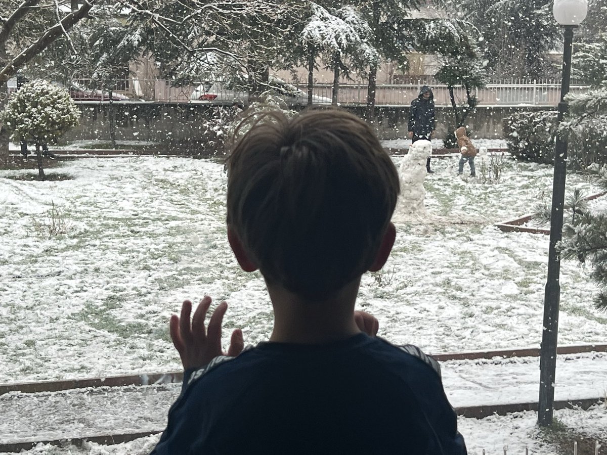 Çocukların kar yağışını seyretmesi… ❄️✨

O anın büyüsünü kelimelerle anlatmak zor ama işte tam da bu his:

Pencereye yapışmış minik burunlar, kocaman açılmış gözler, buharlanan camda parmakla çizilen kalpler… 

Kar taneleri sessizce düşerken içlerinden “Vay be, yine geldi!”