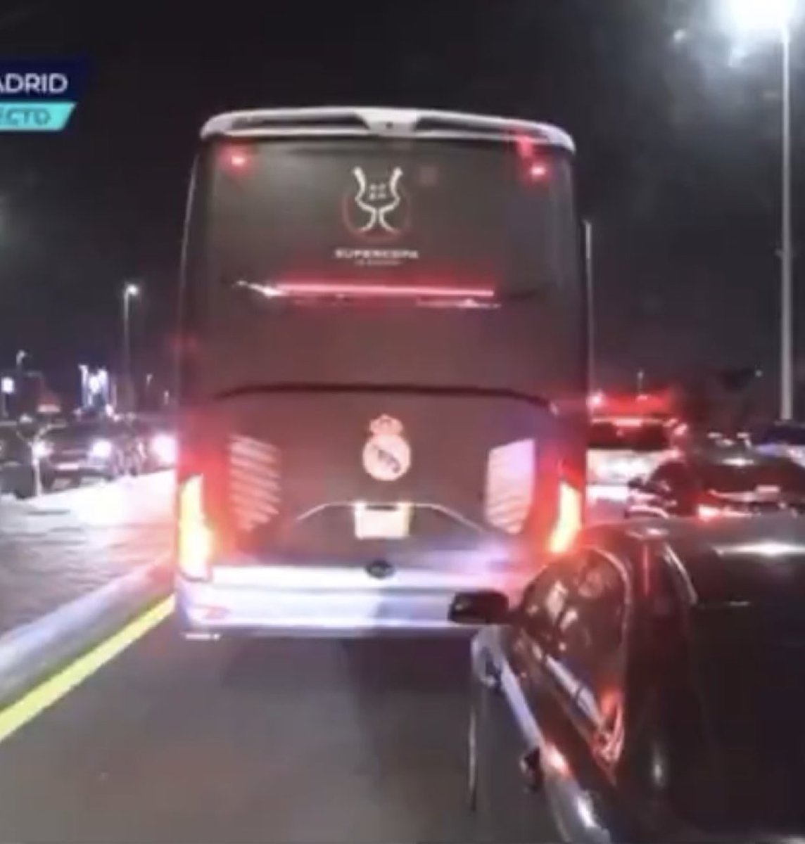 EditionMerengue's tweet image. 🚨 Le bus du Real Madrid est bloqué dans les embouteillages !