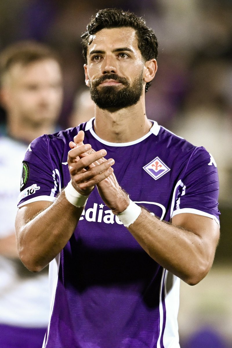 PabloMV5's tweet photo. Cara tifoseria viola,
è arrivato il momento di salutarci.

Ho avuto l’onore di far parte della vostra storia per un anno: un anno intenso, che porterò sempre con me. Sarò per sempre uno di voi e sono profondamente grato per il trattamento straordinario che ho ricevuto dal club, dalla città e da tutti voi tifosi, che fin dal primo giorno avete fatto sentire a casa me e la mia famiglia.

Grazie di cuore per avermi dato il privilegio di indossare la maglia della Fiorentina e di vivere in una città meravigliosa come Firenze.

Negli ultimi mesi abbiamo sofferto insieme, perché nel calcio, come nella vita, non sempre le cose vanno come vorremmo. Ma conosco bene il gruppo che lascio e so quanto impegno, professionalità e dedizione ci siano da parte dei miei compagni e di tutte le persone che lavorano per questo club. Per questo sono certo che, con il vostro sostegno incrollabile, la Fiorentina saprà uscire da questo momento difficile.

Da oggi sarò un tifoso in più, anche da lontano, e continuerò a sostenere una squadra che porterò sempre nel cuore.

Grazie ancora per tutto l’affetto.

Forza viola 💜