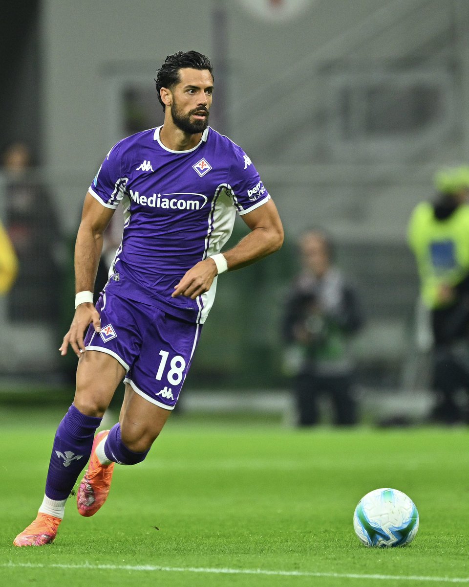 PabloMV5's tweet photo. Cara tifoseria viola,
è arrivato il momento di salutarci.

Ho avuto l’onore di far parte della vostra storia per un anno: un anno intenso, che porterò sempre con me. Sarò per sempre uno di voi e sono profondamente grato per il trattamento straordinario che ho ricevuto dal club, dalla città e da tutti voi tifosi, che fin dal primo giorno avete fatto sentire a casa me e la mia famiglia.

Grazie di cuore per avermi dato il privilegio di indossare la maglia della Fiorentina e di vivere in una città meravigliosa come Firenze.

Negli ultimi mesi abbiamo sofferto insieme, perché nel calcio, come nella vita, non sempre le cose vanno come vorremmo. Ma conosco bene il gruppo che lascio e so quanto impegno, professionalità e dedizione ci siano da parte dei miei compagni e di tutte le persone che lavorano per questo club. Per questo sono certo che, con il vostro sostegno incrollabile, la Fiorentina saprà uscire da questo momento difficile.

Da oggi sarò un tifoso in più, anche da lontano, e continuerò a sostenere una squadra che porterò sempre nel cuore.

Grazie ancora per tutto l’affetto.

Forza viola 💜