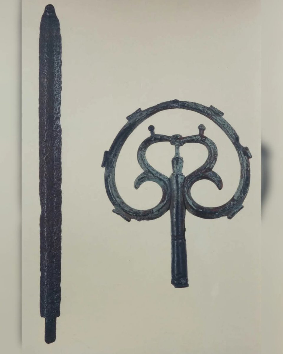 Dr_TheHistories's tweet image. In 1907, Yoshitaro Shibasaki and a team of army surveyors reached the summit of Mount Tsurugi, the final "unconquered" peak in the Japanese Alps.

However, their triumph was short-lived: hidden in the grass, they discovered a rusted iron sword and the copper head of a priest’s…