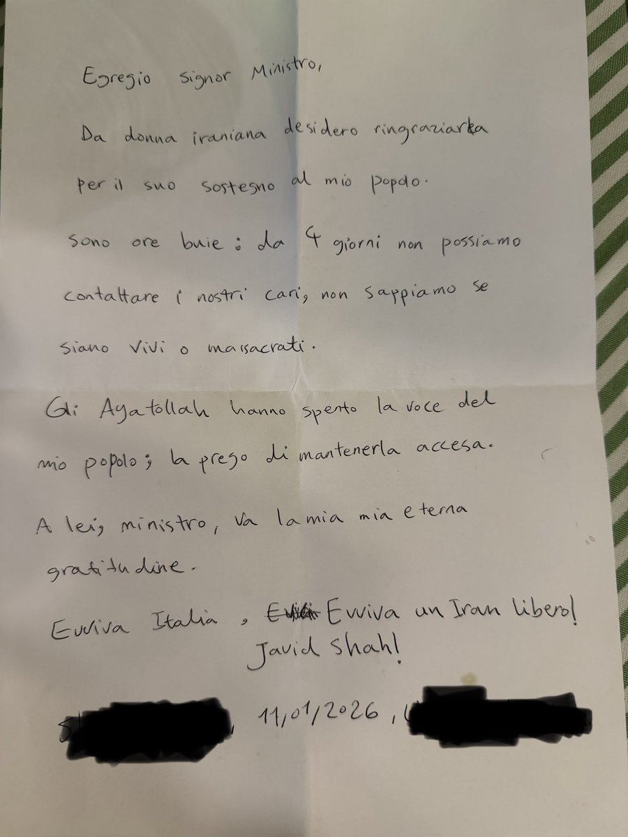 GuidoCrosetto's tweet image. Dobbiamo aiutare chi vorrebbe solo urlare il proprio dolore, chi non vuole rassegnarsi a vivere senza libertà, chi vuole solo poter vivere senza la paura di esistere.
Oggi una ragazza mi ha mandato questo biglietto. 
Non si è avvicinata ma ha chiesto alla proprietaria del locale…