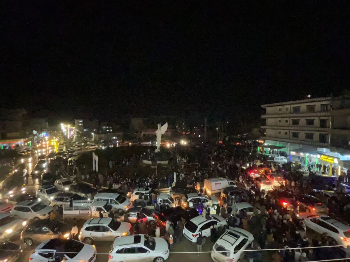 ساحة الشهيدة آرين ميركان تستقبل جثمان الجنرال الشهيد زياد حلب في قلعة الصمود #كوباني 
#الشيخ_مقصود 🙏🏼