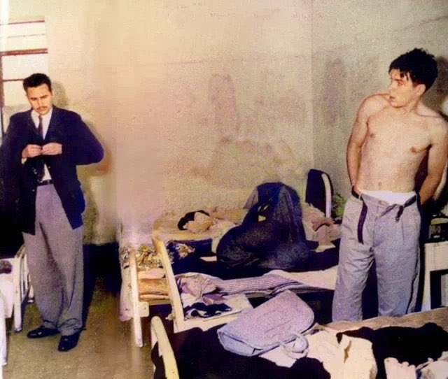 ultras_antifaa's tweet image. Fidel Castro and Che Guevara at a jail in Mexico City, 1956.