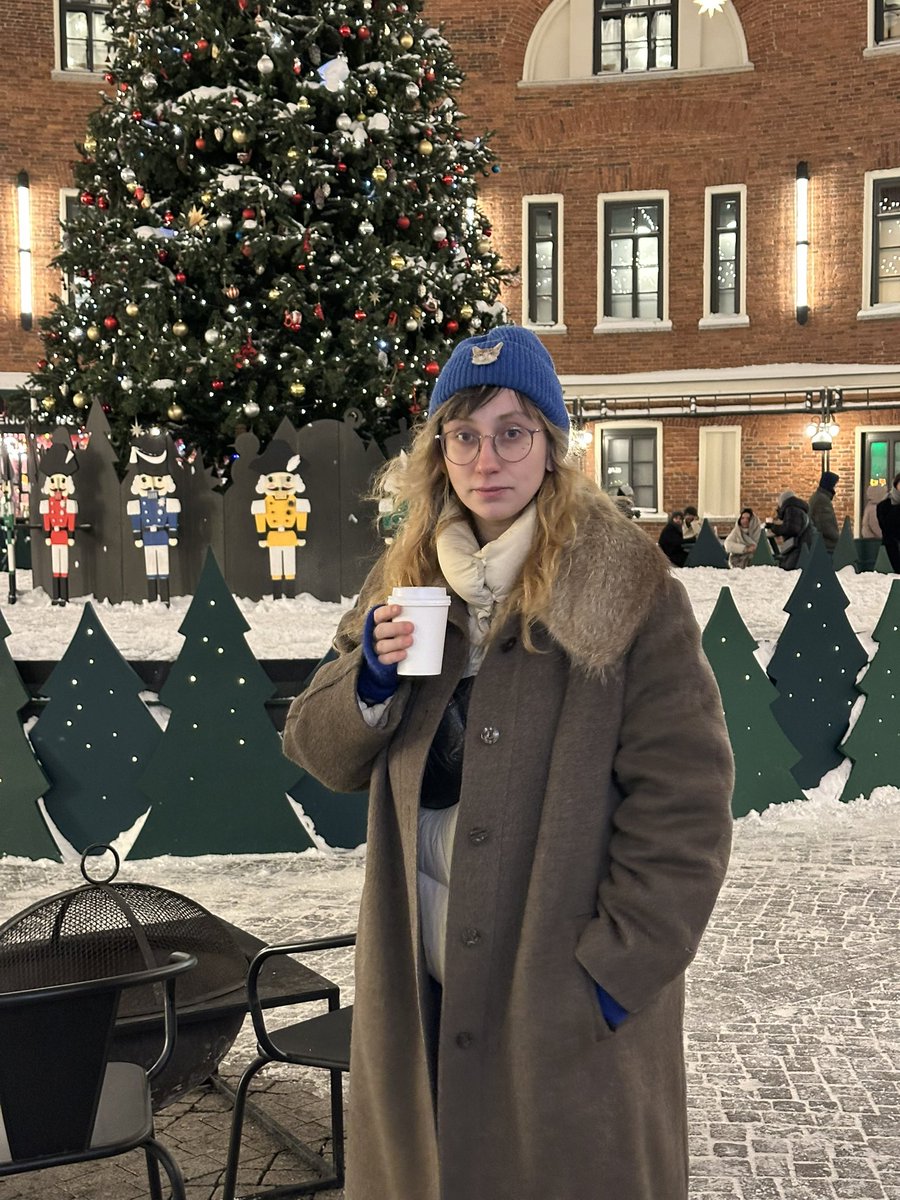 lilydavay's tweet image. Я нашла это пальто литералли на помойке час назад) фабрика большевичка, мех натуральный, состояние идеальное; мне кошмар как нужно было пальто—я такая счастливая!