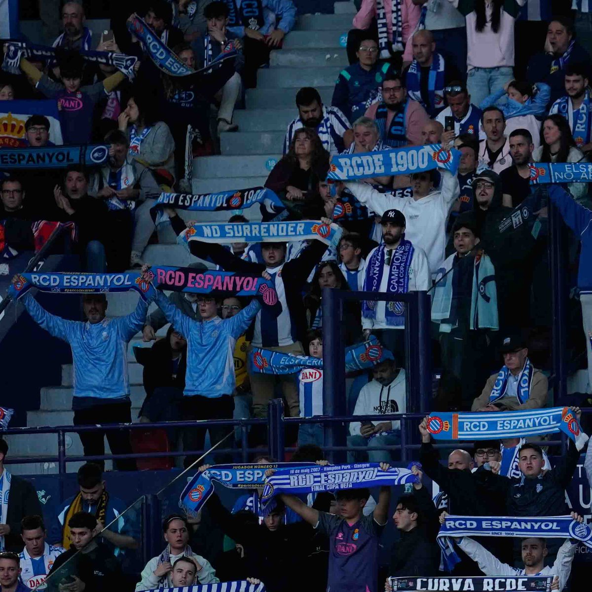 RCDEspanyol's tweet photo. 𝐒𝐞𝐧𝐬𝐞 𝐩𝐚𝐫𝐚𝐮𝐥𝐞𝐬, 𝐮𝐧𝐚 𝐯𝐞𝐠𝐚𝐝𝐚 𝐦𝐞́𝐬.
Gràcies als més de 600 pericos i periques desplaçats pel vostre suport. Bon viatge de tornada 🤍💙
#RCDE #LevanteUDEspanyol https://t.co/O2w7O4ytFb