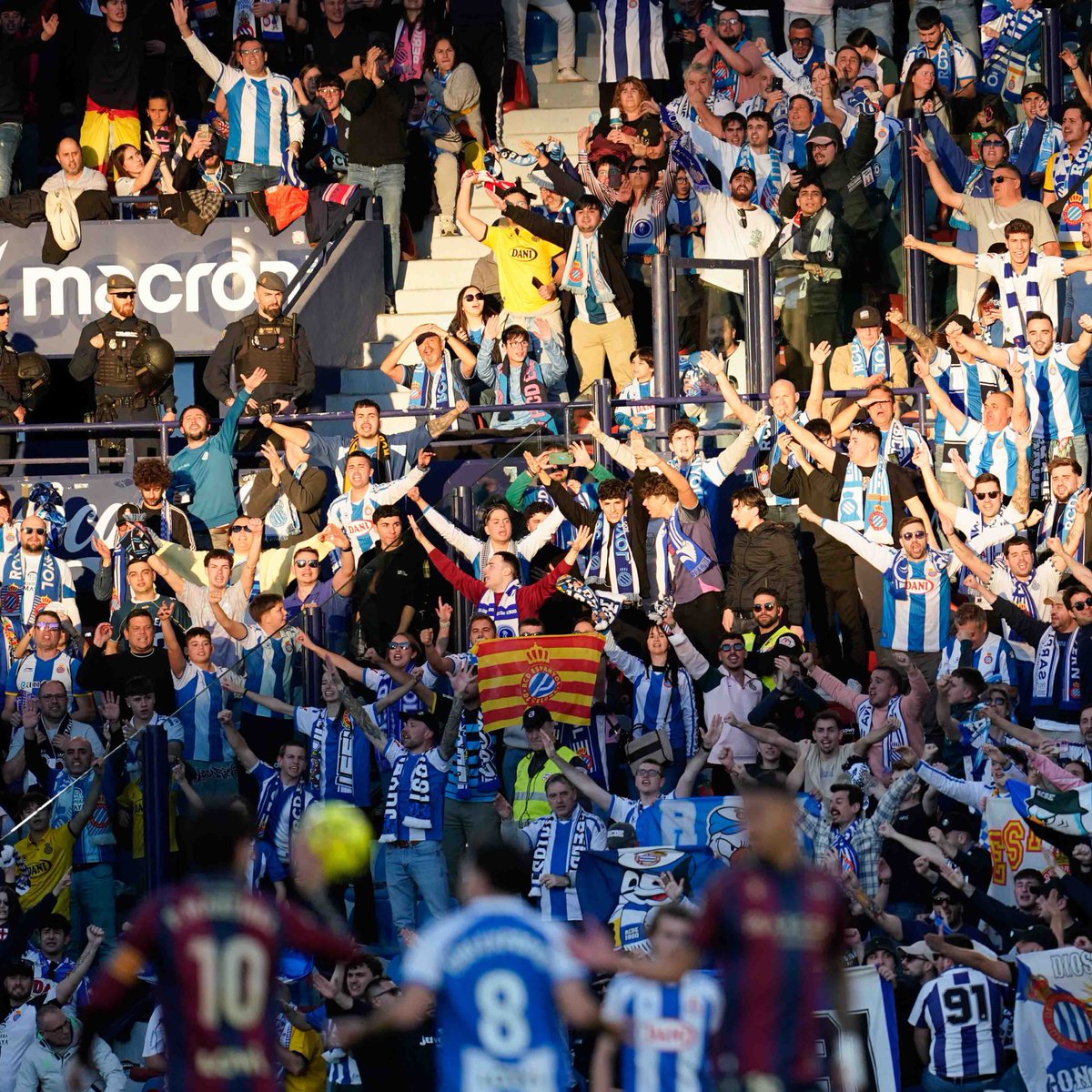 𝐒𝐞𝐧𝐬𝐞 𝐩𝐚𝐫𝐚𝐮𝐥𝐞𝐬, 𝐮𝐧𝐚 𝐯𝐞𝐠𝐚𝐝𝐚 𝐦𝐞́𝐬.
Gràcies als més de 600 pericos i periques desplaçats pel vostre suport. Bon viatge de tornada 🤍💙
#RCDE #LevanteUDEspanyol