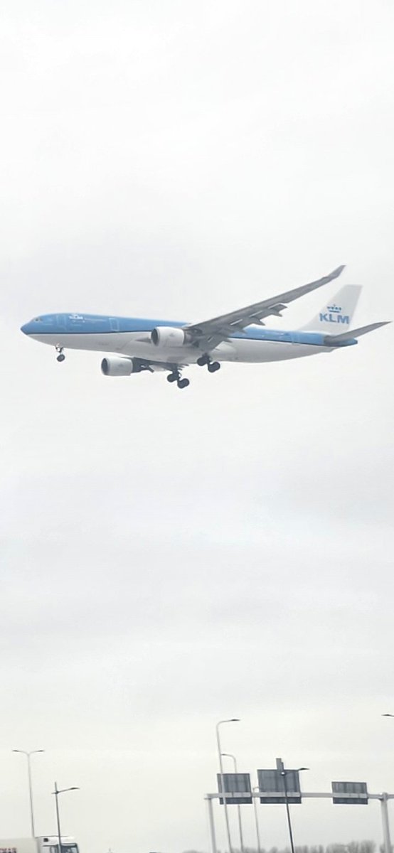 Uncle #KLM 
I saw something flying very high.✈️🙌😁🖐.

Deze foto verdiend zeker minimaal 10 #KLM CHICKS ome KLM

GELD MAG JE HOUDEN DAAR HEB IK NIKS AAN OF HET IS METEEN OP🤣🛩🙌🤳